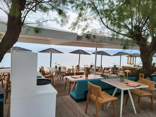 Beach bar δίπλα στη θάλασσα