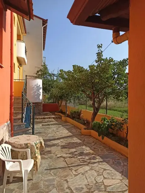 Είσοδος και βεράντα